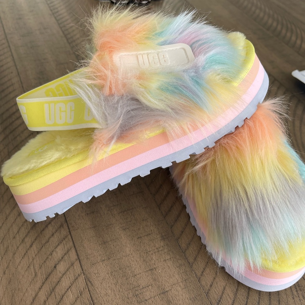 UGG fluffy sandal. Perfect condition almost new for anyone